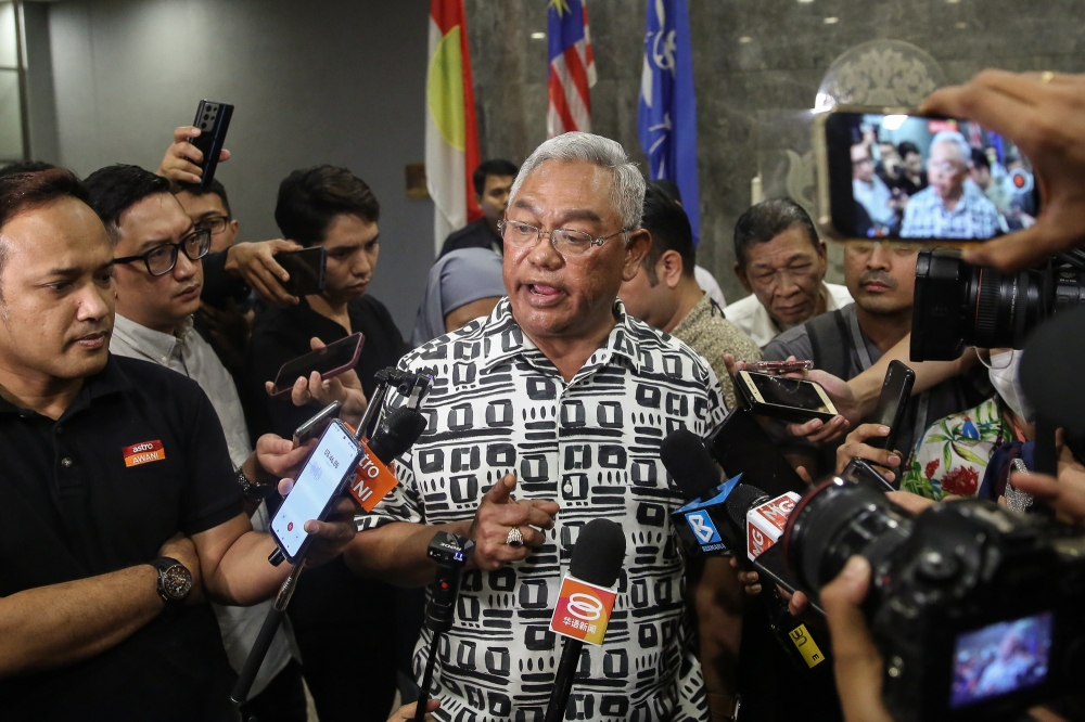 Tan Sri Noh Omar speaks to reporters at the Umno headquarters in Kuala Lumpur January 27, 2023. — Picture by Yusof Mat Isa