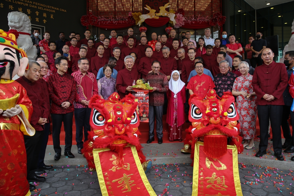 Prime Minister Datuk Seri Anwar Ibrahim (centre) and his wife Datin Seri Wan Azizah Wan Ismail poses for a group picture during Associated Chinese Chambers of Commerce and Industry of Malaysia Chinese New Year open house in Kuala Lumpur January 27, 2023. — Picture by Yusof Mat Isa