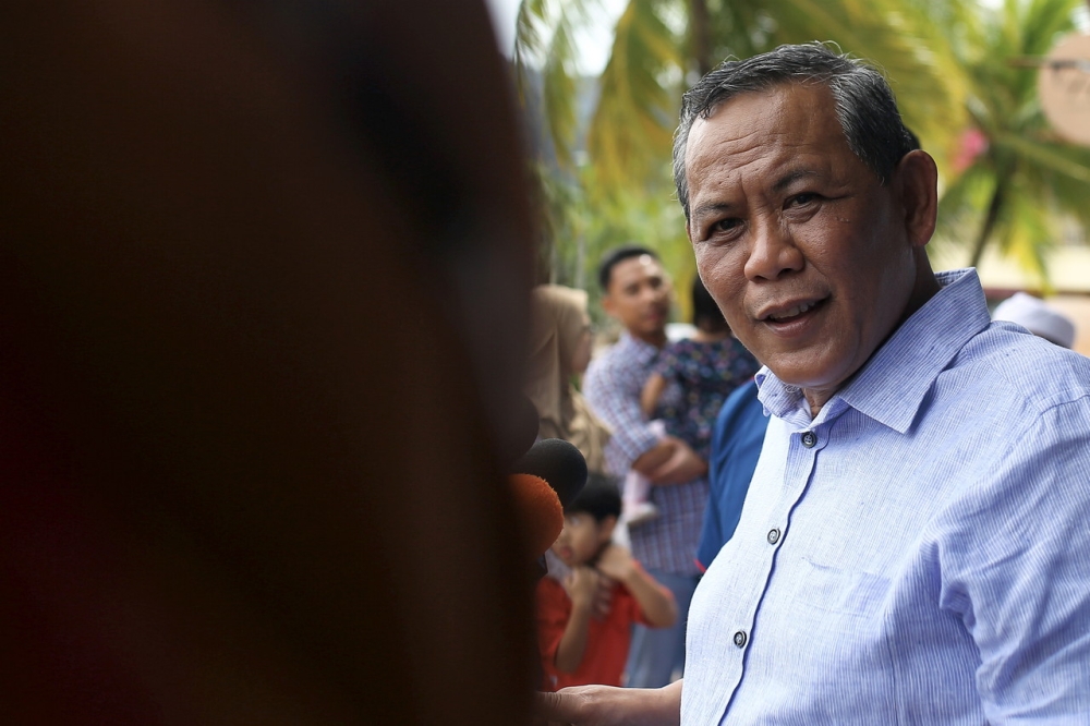 Negeri Sembilan Menteri Besar Datuk Seri Aminuddin Harun was met by the media at the launch of the Negeri Sembilan Level Child Card at Dr Aizuddin Polyclinic, Senawang, January 29, 2023. — Bernama pic