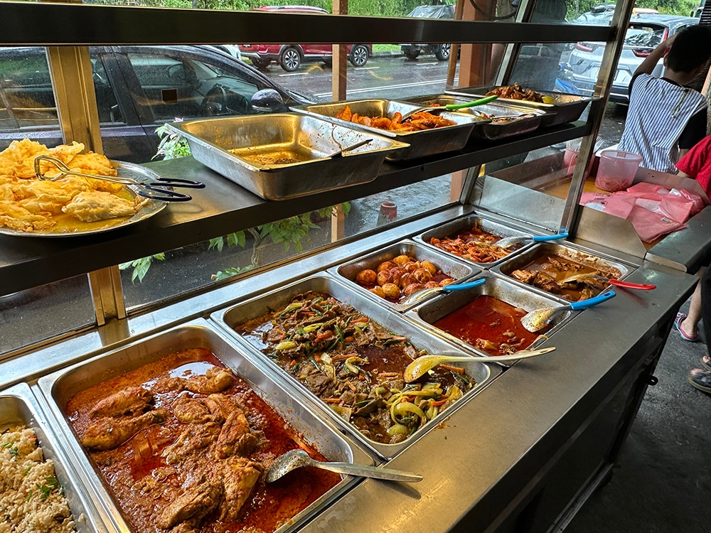 You can select various cooked dishes and curries at the counter.