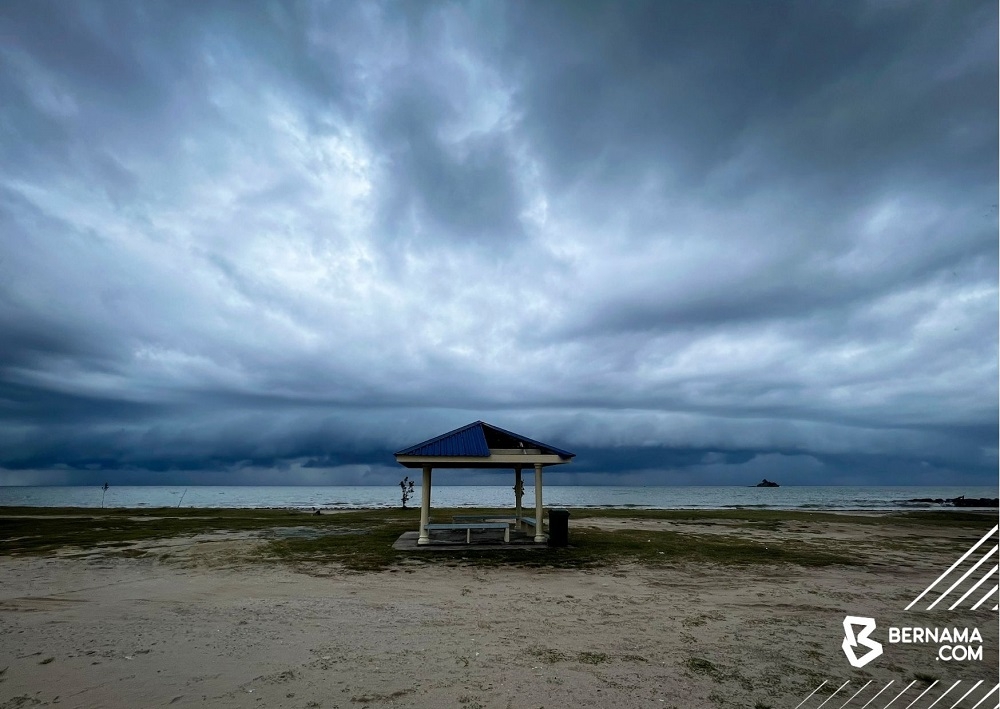 MetMalaysia has issued orange and yellow alerts for several areas in Sarawak, Sabah, Pahang and Johor until February 1. — Picture via Twitter/Bernama