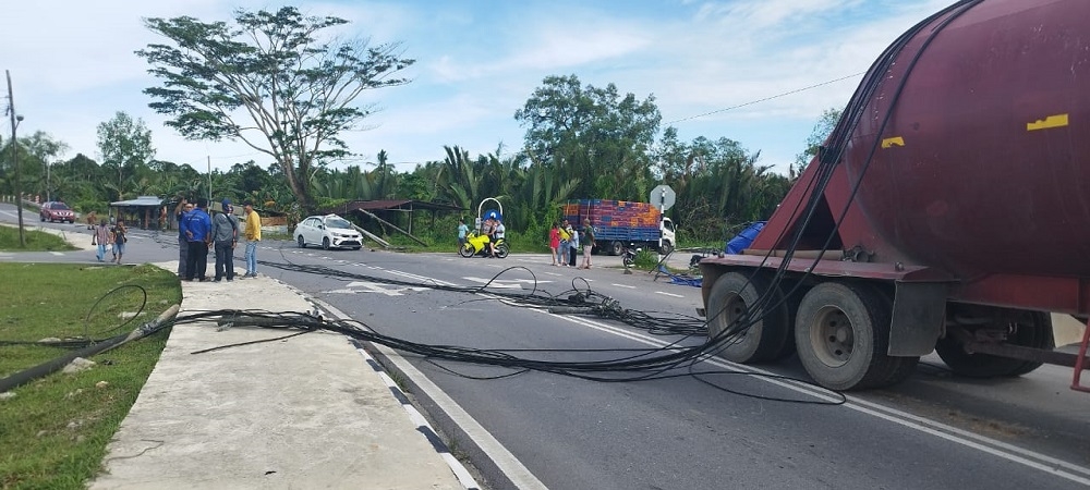 Motorcyclist killed after ramming into fallen pole in Sarawak | Malay Mail