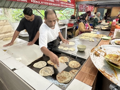 Get your hands on this awesome 'roti canai' with mutton curry at Cheras ...
