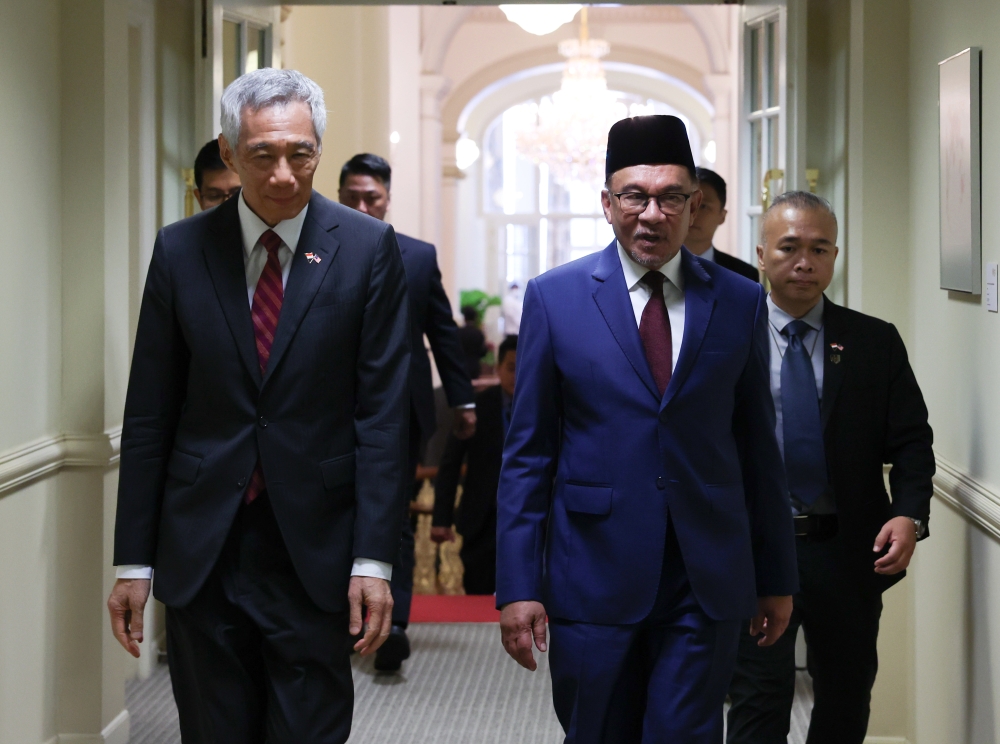Prime Minister Datuk Seri Anwar Ibrahim with his Singapore counterpart, Lee Hsien Loong (left) before proceeding for the delegation meeting at Istana in Singapore January 30, 2023. — Bernama pic