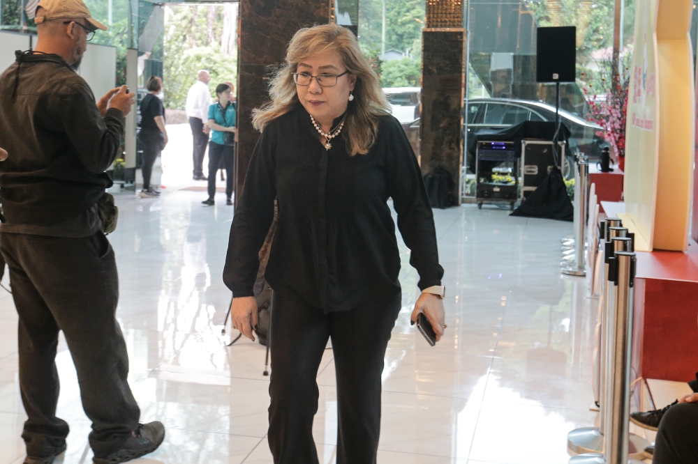 Malaysian Bar Council President Karen Cheah Yee Lynn arrives at Nirvana 2 to pay her last respects to Datuk Seri Gopal Sri Ram. — Picture by Sayuti Zainudin
