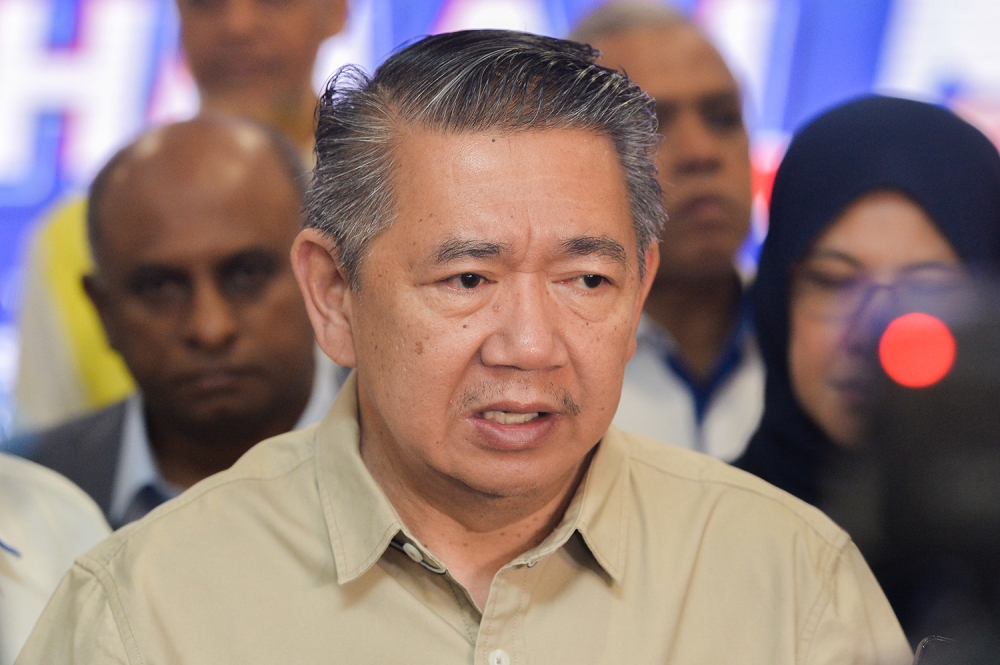 Parti Amanah Negara’s deputy president Datuk Seri Salahuddin Ayub speaks to the press at Mydin USJ January 31,2023. — Picture by Miera Zulyana