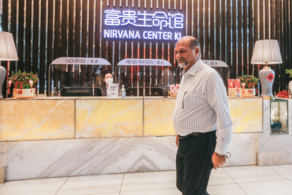 Damansara MP Gobind Singh Deo arrives at Nirvana 2, Kuala Lumpur for paying his last respect to late Datuk Seri Gopal Sri Ram January 31, 2023. — Picture by Hari Anggara