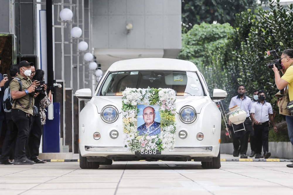 A hearse is seen leaving at the compound of Nirvana 2 during the wake of Federal Court judge Datuk Seri Gopal Sri Ram, in Kuala Lumpur January 31, 2023. — Picture by Hari Anggara