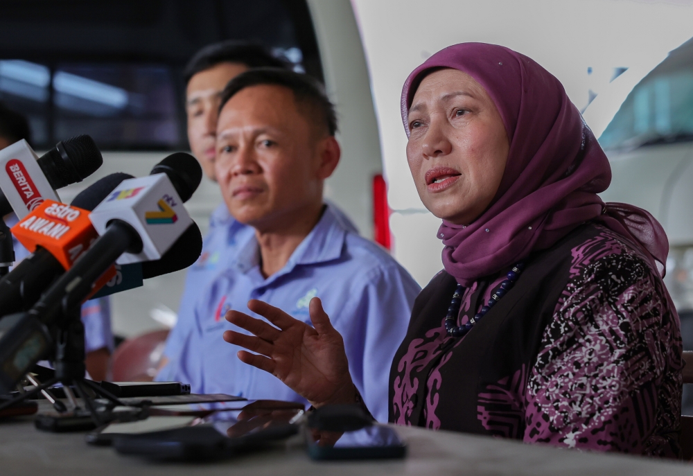 Women, Family and Community Development Minister Datuk Seri Nancy Shukri (right) speaks to reporters after handing over RM2,000 as funeral compensation to Nur Atirah’s family in Kampung Bintawa Hilir, Kuching January 31, 2023. — Bernama pic