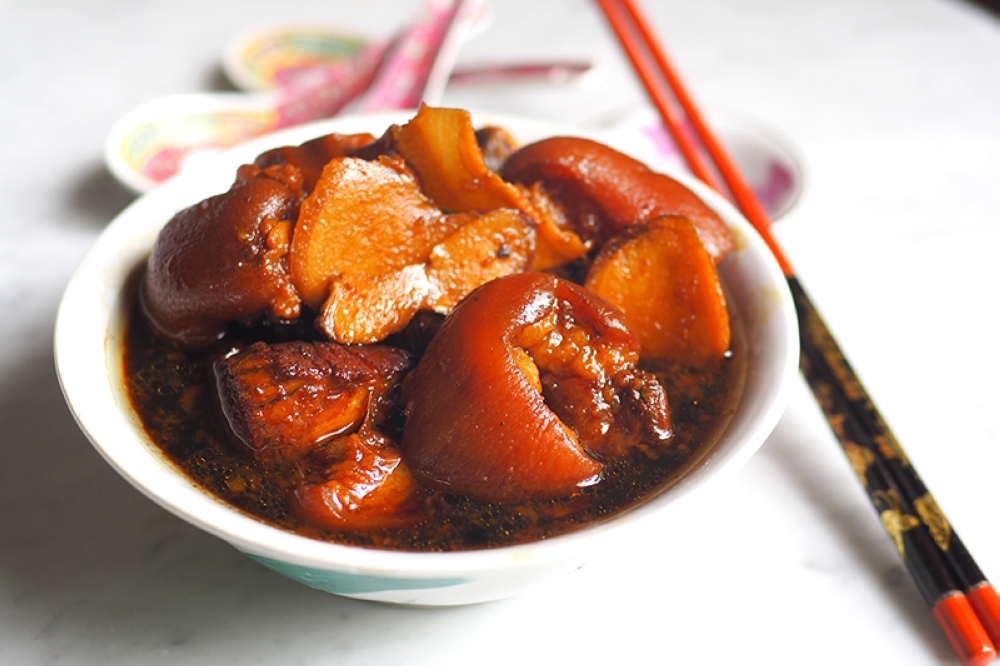 You can also order various dishes here like black vinegar pork trotters that comes in meaty chunks