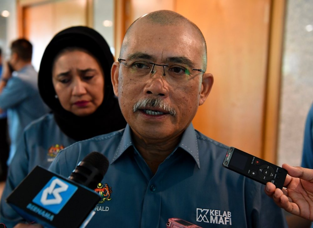 Datuk Seri Ronald Kiandee (pic) said he does not see Sabah Bersatu grassroots members quitting the party to join Hajiji who has taken over the dormant Parti Gagasan Rakyat Sabah. — Bernama pic