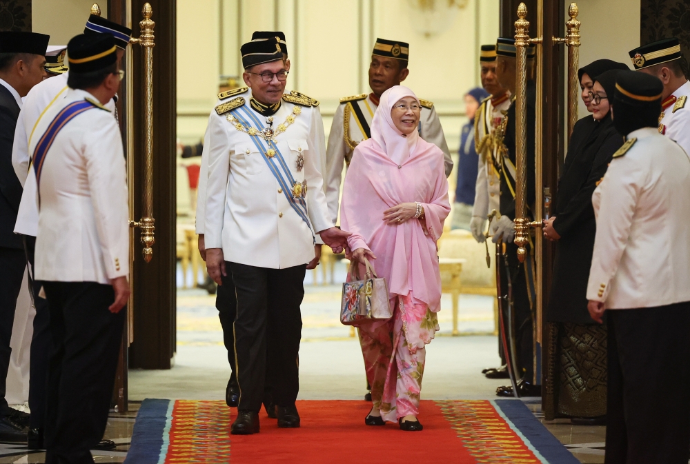 Prime Minister Datuk Seri Anwar Ibrahim and his wife, Datuk Seri Dr Wan Azizah Wan Ismail, attend the investiture ceremony in conjunction with the 2023 Federal Territory Day at Istana Negara, Kuala Lumpur February 1, 2023. — Bernama pic