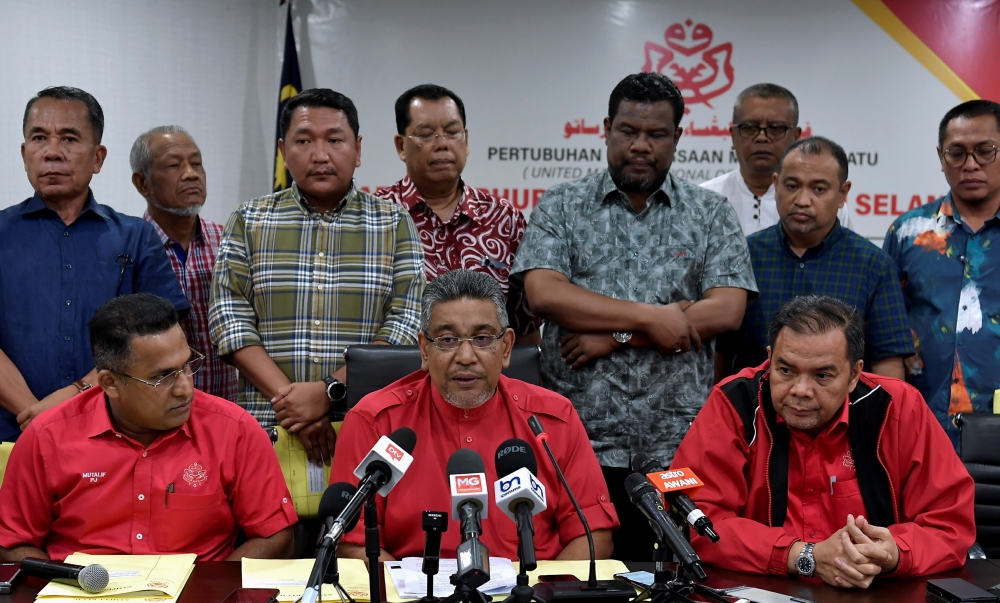 Selangor State Umno Liaison chairman Datuk Megat Zulkarnain Omardin (centre) during a press conference regarding the latest developments in Selangor State Umno, in Shah Alam, February 3, 2023. — Bernama pic