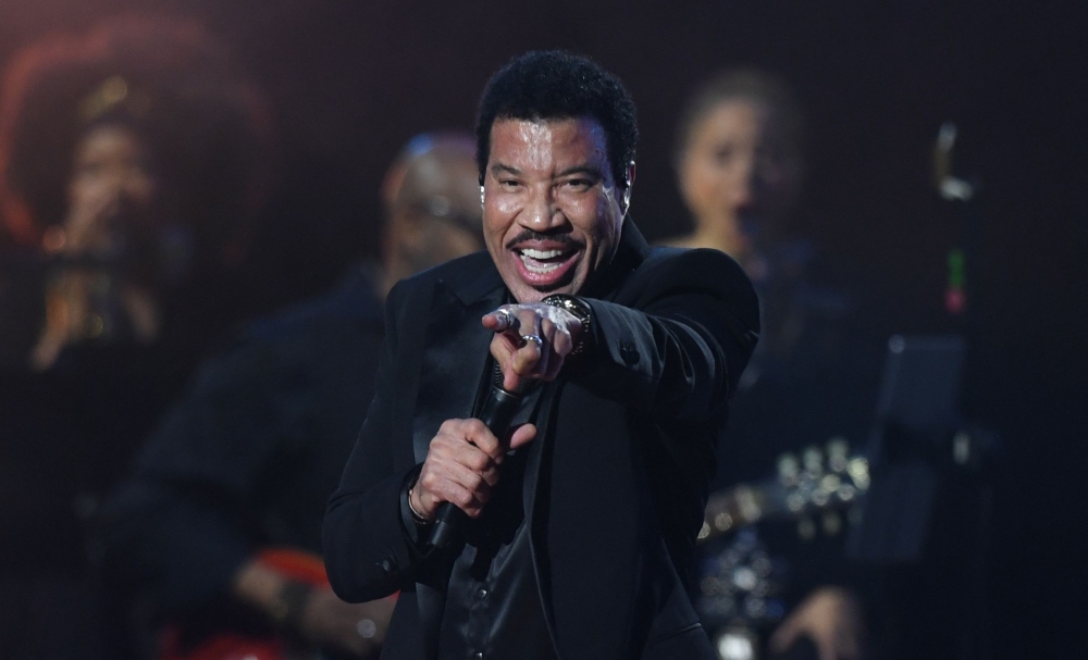 [News] Motown’s Smokey Robinson, Berry Gordy celebrated at pre-Grammy gala