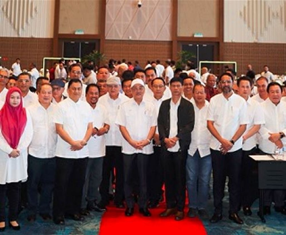 Hajiji and the party new supreme council members with delegates during the EGM at SICC in Kota Kinabalu, February 5, 2023. — Borneo Post pic