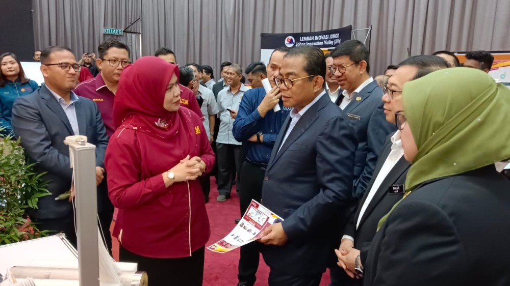 Umno vice president Datuk Seri Mohamed Khaled Nordin (centre) at Universiti Teknologi Malaysia in Skudai February 6, 2023. — Picture by Ben Tan