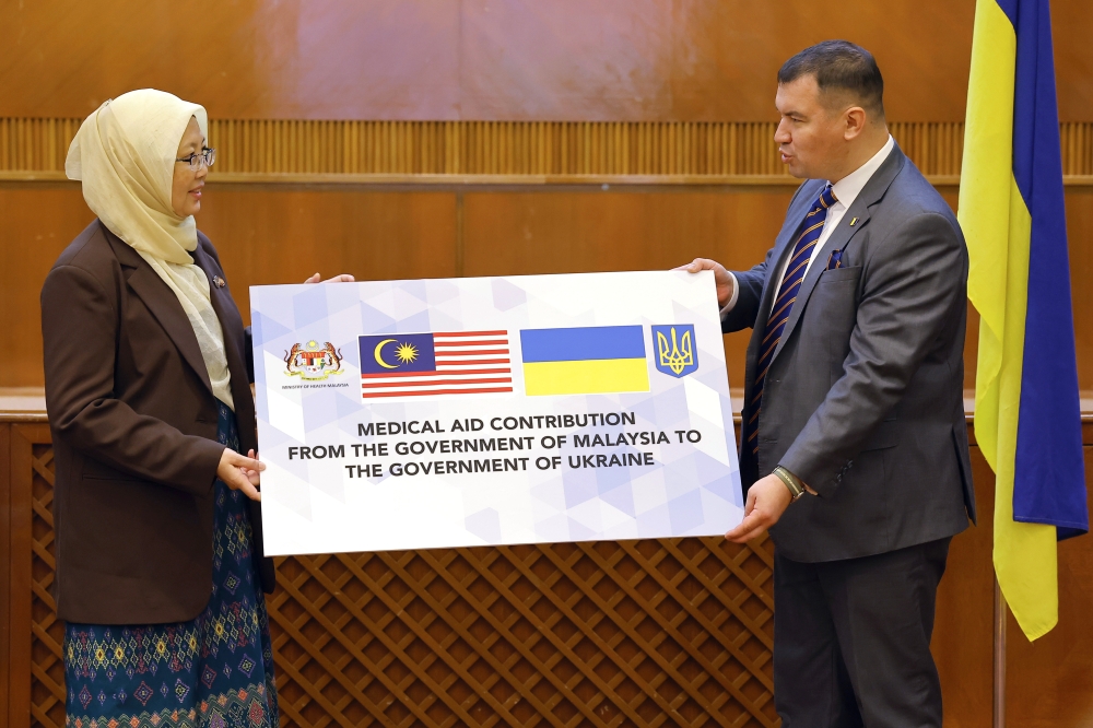 Health Minister Dr Zaliha Mustafa (left) hands over medical aid worth RM227,984 to Charge d’affaires of Ukraine Embassy in Malaysia Denys Mykhailiuk during the symbolic handover ceremony at the Health Ministry in Putrajaya February 7, 2023. — Bernama pic 