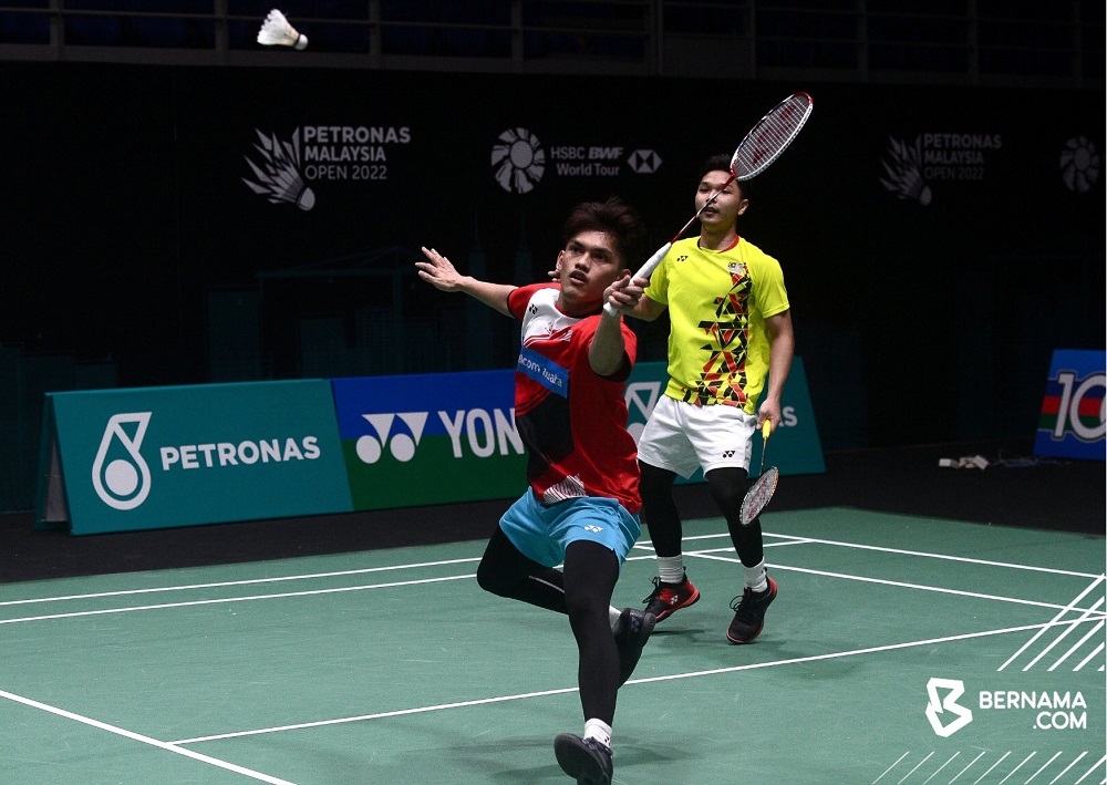 National doubles shuttlers Nur Izzzuddin Rumsani and Wan Muhammad Arif Wan Junaidi, dubbed the ‘Patatimo Boys’, are going separate ways after playing together since 2019. — Picture via Twitter/Bernama