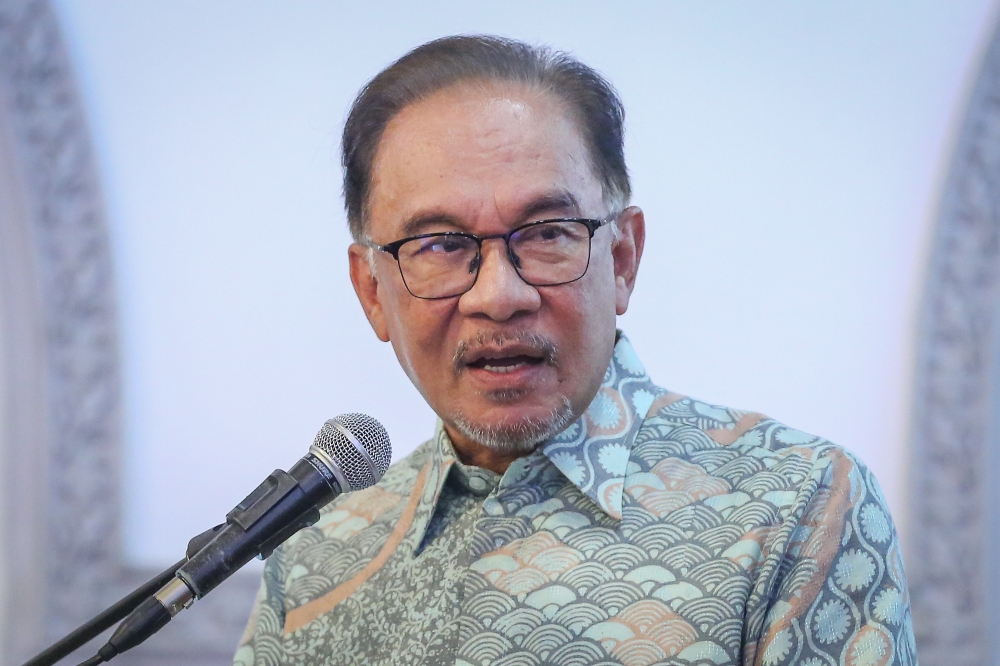 Prime Minister Datuk Seri Anwar Ibrahim will hold a meeting with Thai counterpart Prayuth Chan o-cha to discuss the way forward in strengthening the multifaceted cooperation between Malaysia and Thailand. ― Picture by Yusof Mat Isa