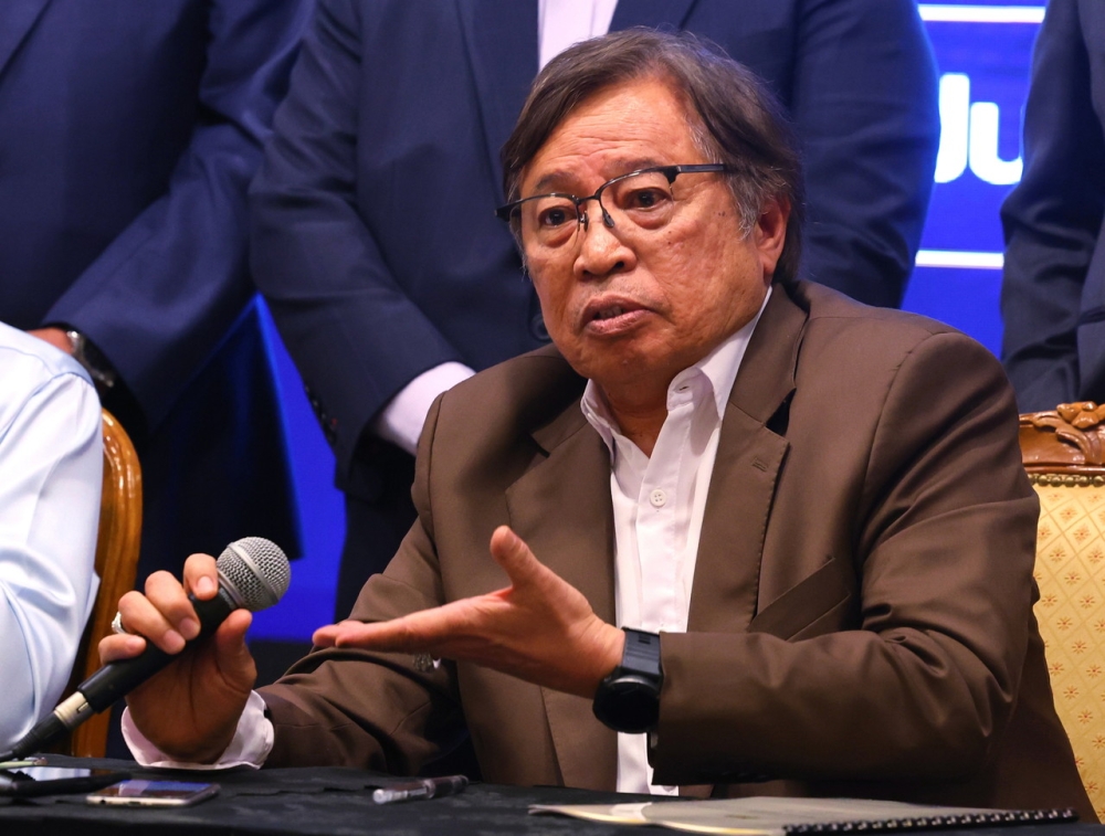 Sarawak Premier Tan Sri Abang Johari Openg said they have a lack of commitment and poor performance in completing government projects, pointing to the state Public Works Department's report that there are delays up to three years. — Bernama pic