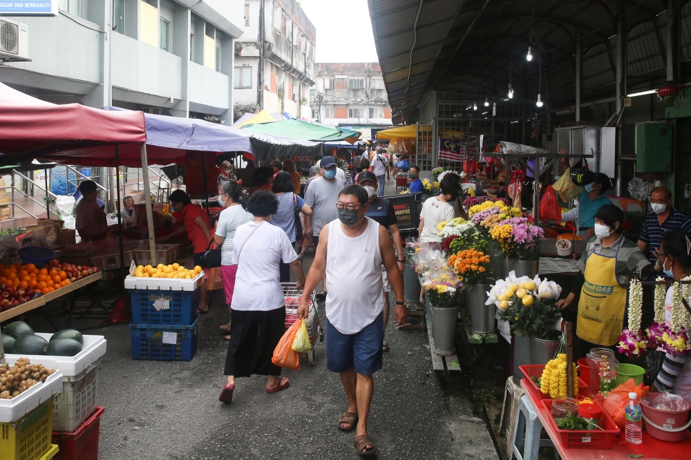 ANZ Bank chief economist (Southeast Asia and India), Sanjay Mathur projected the GDP growth to remain quite respectable as 2022 was a very strong year for Malaysia following the reopening of its borders, alongside many other positive developments. — Picture by Choo Choy May .