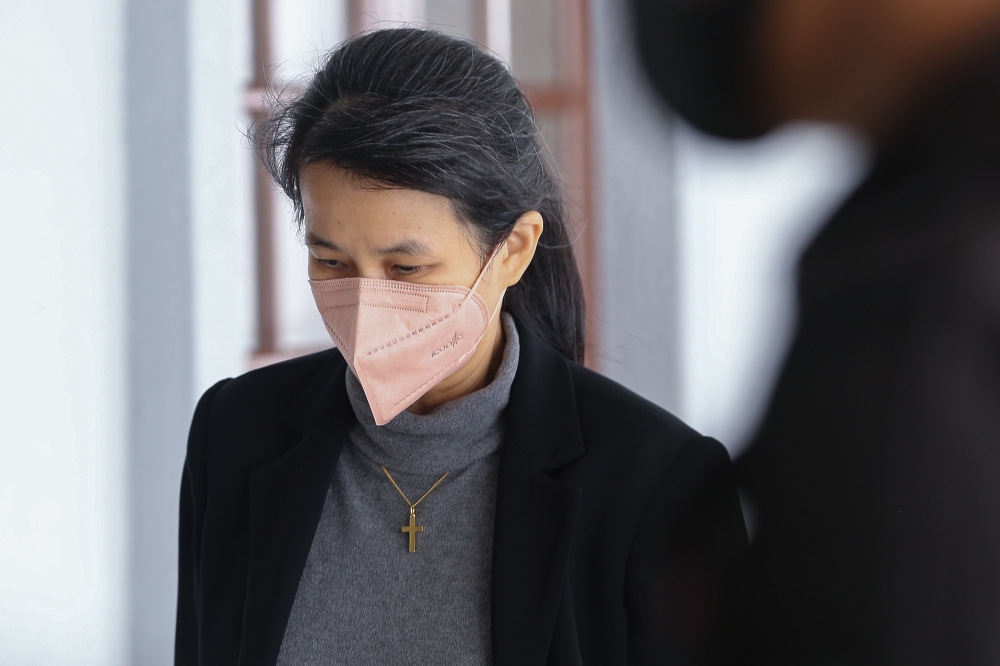 Former AmBank manager Joanna Yu arrives at the Kuala Lumpur High Court Complex February 9, 2023. ― Picture by Yusof Mat Isa