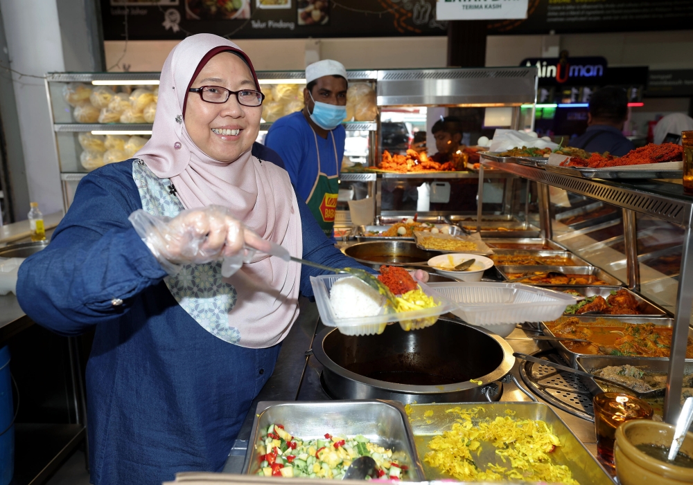 Domestic Trade and Cost of Living Deputy Minister Senator Fuziah Salleh at the ‘Jalan-Jalan Cari Makan Menu Rahmah’ programme at Nasi Kandar KM Maju in Johor Baru February 10, 2023. —  Bernama pic