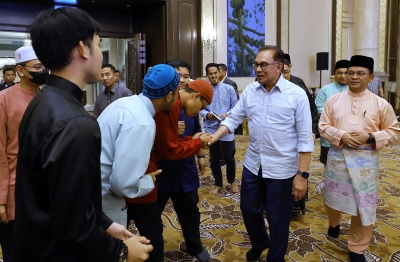 PM Anwar attends religious talk at Seri Perdana after arriving from Thailand - Vimarsana News