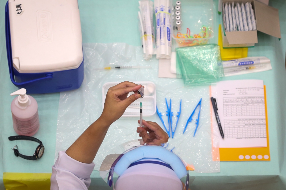 Prime Minister Datuk Seri Anwar Ibrahim says to let MACC do their investigation on procurement of the Covid-19 vaccine. ― Picture by Yusof Mat Isa