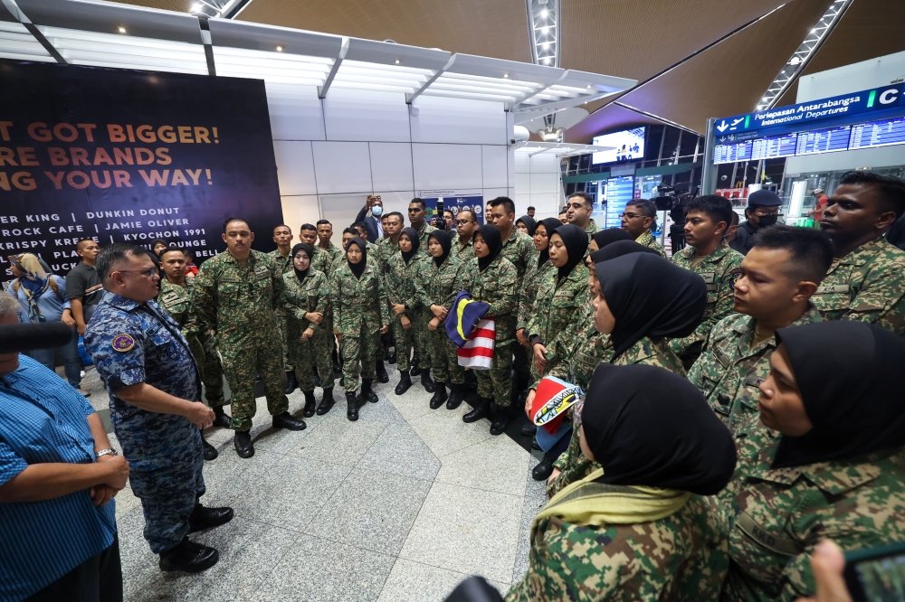 Joint Force Commander Lt Gen Datuk Noor Mohamad Akmar Mohd Dom speaks to the personnel headed to Turkey before their flight, Sepang February 11, 202. — Bernama pic