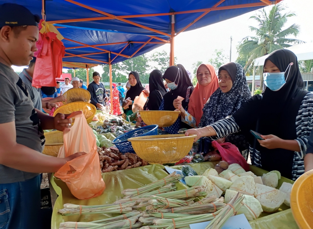 People buying necessities at the Tok Ajak Rahmah Sale program in Kampung Ketapang, Telok Mas, Melaka, February 12, 2023. — Bernama pic