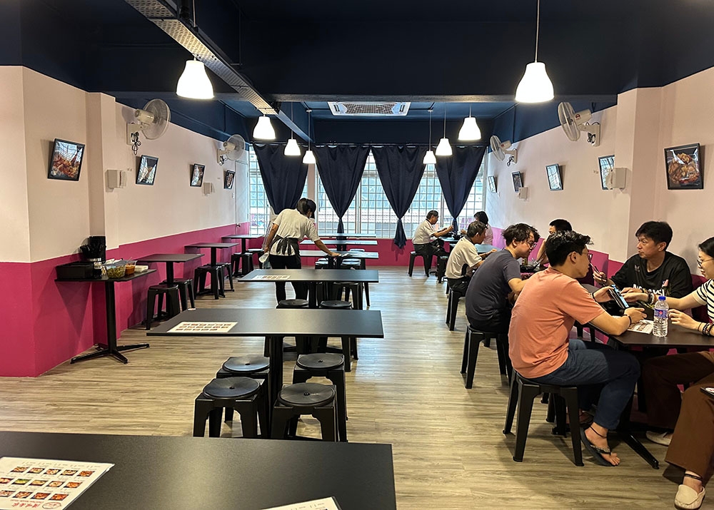 This first-floor restaurant is frequented by families or those who work nearby who come for lunch.