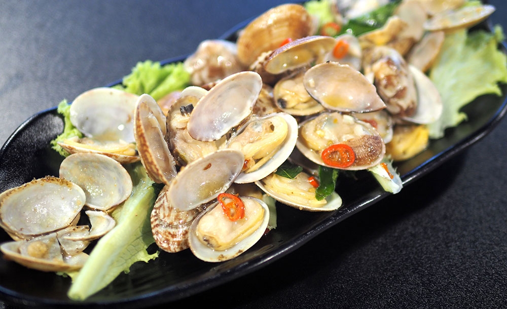 Salt Grilled Clams are juicy and it has a hit of salt to make it appetising.
