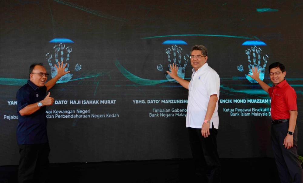 Bank Negara Malaysia (BNM) deputy governor Datuk Marzunisham Omar said electronic payment methods should be considered as an alternative payment method to help save time and effort. — Bernama pic