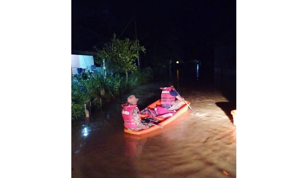 The impassable areas are Kampung Kolopis, along Sungai Koimadang, Bulatan Siga, Penampang Proper, Jalan Kibabaig, Jalan Dato Panglima Banting and Jalan Kasugui. — Picture via Twitter/Bernamadotcom