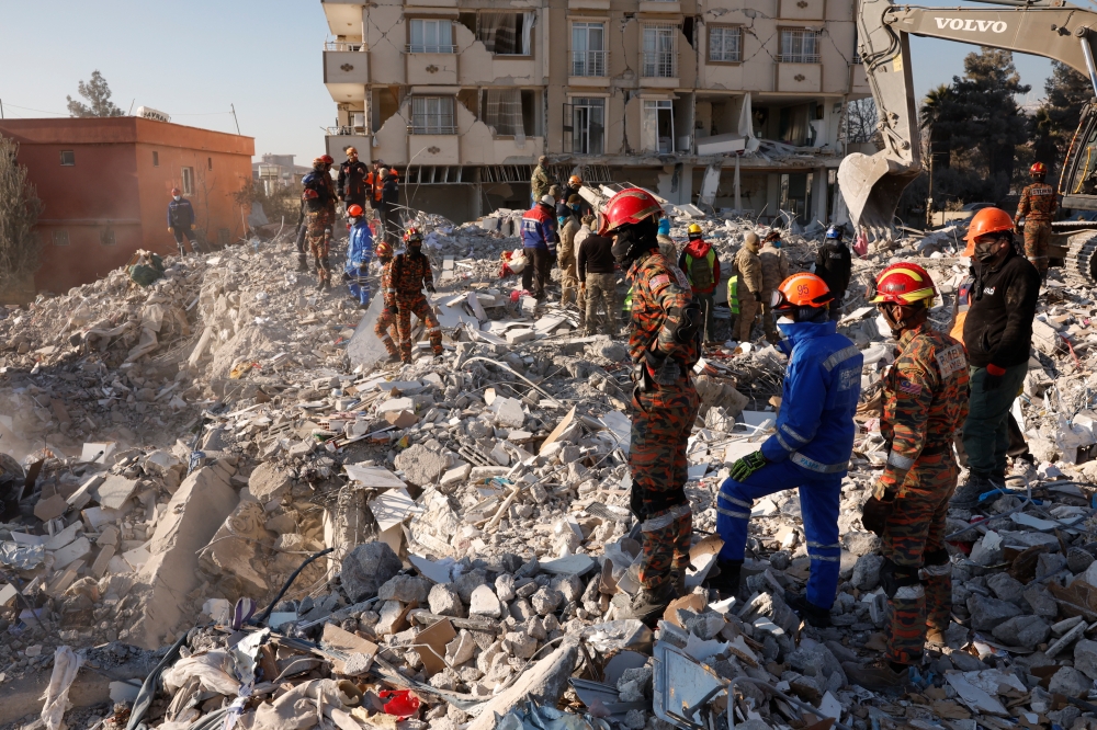 Members of the MAS-10 team under Nadma — consisting of the SMART team, Malaysia’s Fire and Rescue Department and the Malaysia Civil Defence Force — at the site of a collapsed building during their search and rescue mission at Gaziantep, Turkey February 13, 2023. — Bernama pic