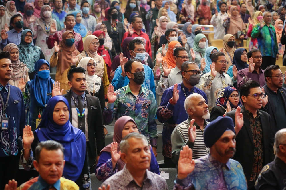 Civil servants taking their oath during the Education Ministry ministerial 2023 New Year mandate in Putrajaya January 19, 2023. SPA said in a statement that the method of appointing civil servants is transparent and based on the candidate’s merit and competence, adding that no quota was set for a particular race or ethnicity. — Picture by Yusof Mat Isa