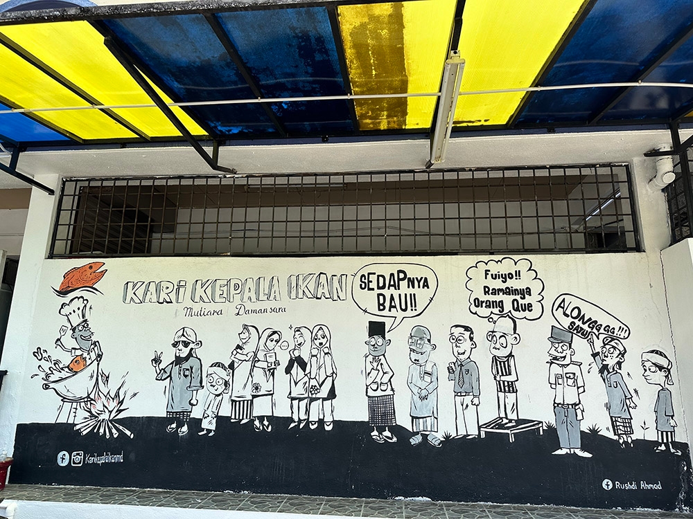 On the side of the restaurant, find this eye catching mural which everyone uses as a backdrop for a group photo.