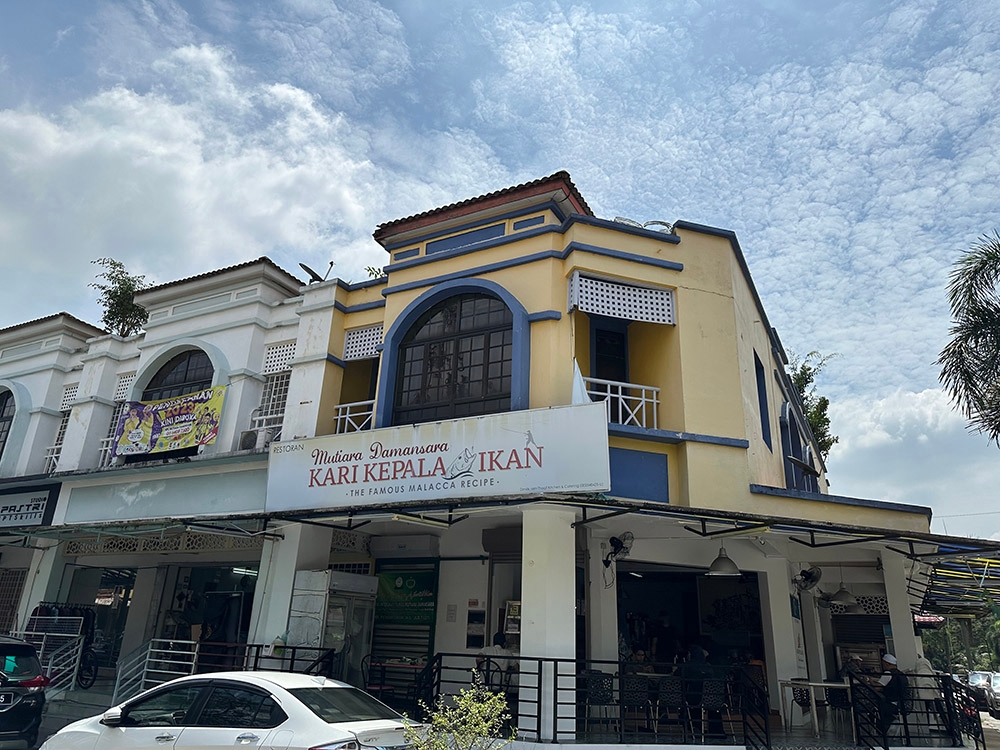 Find the eatery at a corner lot right opposite the surau and Nasi Kukus Ilham.