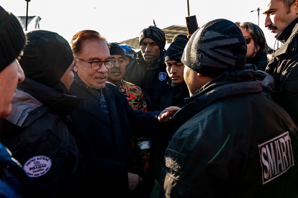 Prime Minister Datuk Seri Anwar Ibrahim meets members of Malaysian SAR team in Turkey February 15, 2023. — Picture by Sadiq Asyraf/Prime Minister’s Office of Malaysia
