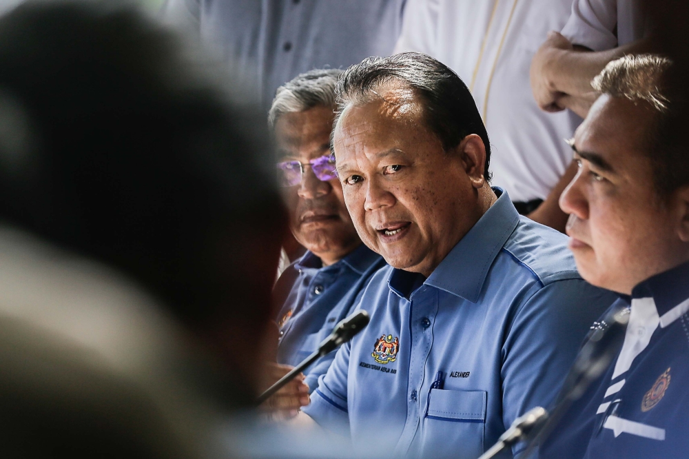 Works Minister Datuk Seri Alexander Nanta Linggi said the PLUS Expressway rest and service (R&R) areas will be offering the RM5 Menu Rahmah meals soon. — Picture by Sayuti Zainudin