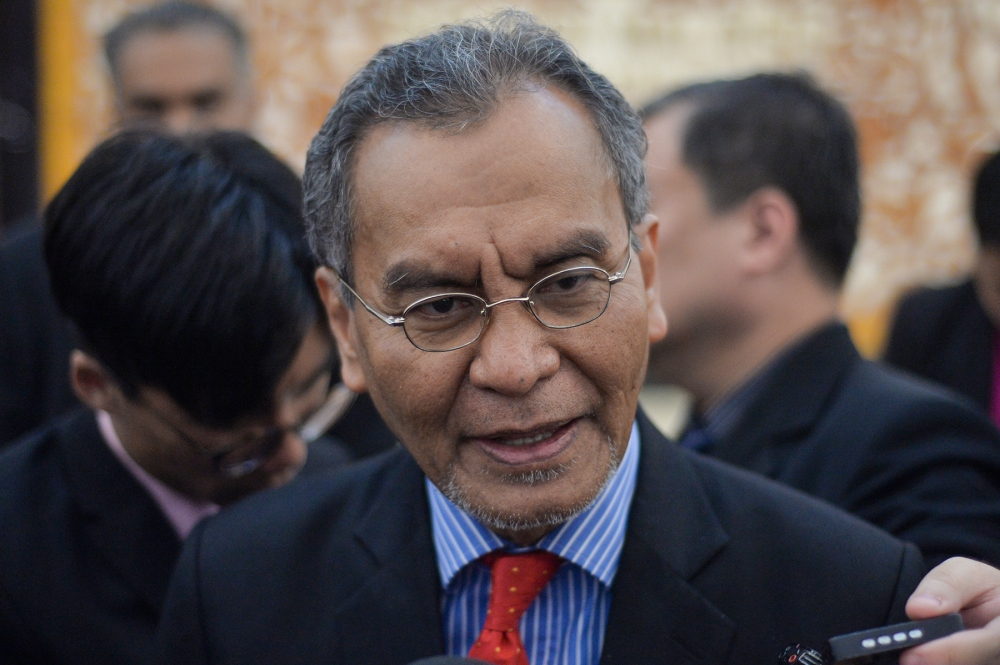 Datuk Seri Dr Dzulkefly Ahmad (PH-Kuala Selangor) said a fixed term could ensure the country’s administration is clear without any interference and curb political instability throughout that period. — Picture by Mukhriz Hazim