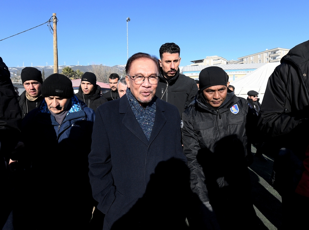 Prime Minister Datuk Seri Anwar Ibrahim visited the Malaysian search and rescue (SAR) team in Nurdagi and expressed his pride in the team's efficiency and level of professionalism. ― Bernama pic