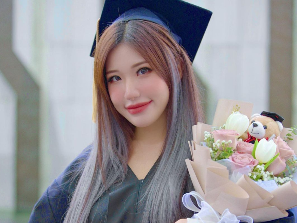 According to Malaysian Internet personality Ms Pui Yi, the scholarship is one of her ways to give back to society. — Picture via Instagram/Siew Pui Yi