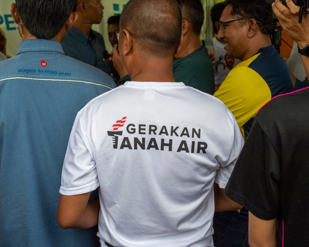 The Gerakan Tanah Air logo is seen on a supporter's shirt in Kampung Bukit Berangan, Kedah November 11, 2022. — Picture by Shafwan Zaidon
