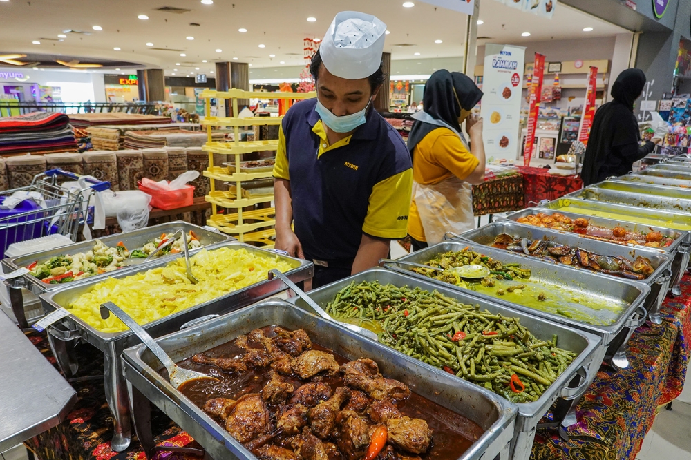 A variety of Menu Rahmah dishes being served at Mydin USJ on February 06, 2023. — Picture by Miera Zulyana