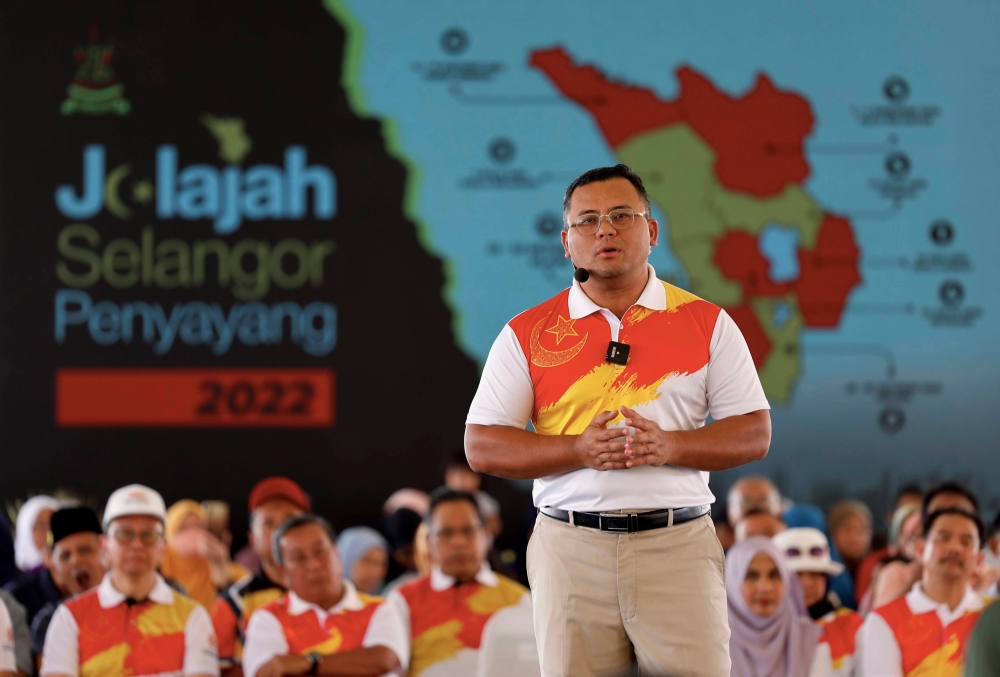 Selangor Menteri Besar, Datuk Seri Amirudin Shari delivering the opening speech in conjunction with the Jelajah Kita Selangor Penyayang (JKSP) program at the Klang District level at Pangsapuri Sri Perantau, February 18, 2023. — Bernama pic