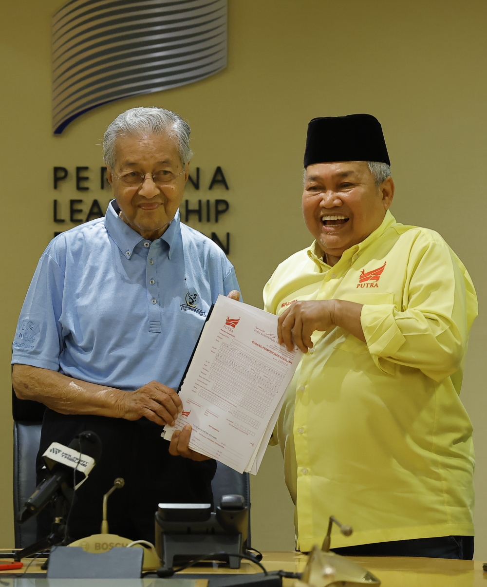 Former Prime Minister Tun Dr Mahathir Mohammad was given the Parti Bumiputera Perkasa Malaysia (Putra) party membership form by the party's President, Datuk Ibrahim Ali at the Perdana Leadership Foundation, Putrajaya, February 18, 2023. — Bernama pic