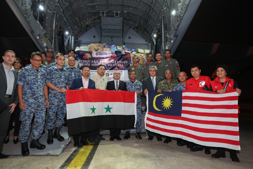Chief of Royal Malaysian Air Force (RMAF) Datuk Seri Mohd Asghar Khan Goriman Khan poses for a photo while attending the earthquake humanitarian aid delivery mission to Syria at the RMAF Subang Air Base February 18, 2023. Also present Deputy Secretary-General for Multilateral Relations of the Ministry of Foreign Affairs Datuk Cheong Loon Lai (9th left) and Chargé d'Affaires of the Syrian Embassy in Kuala Lumpur Mohd Ghiath Ibrahim (7th left). — Bernama pic 