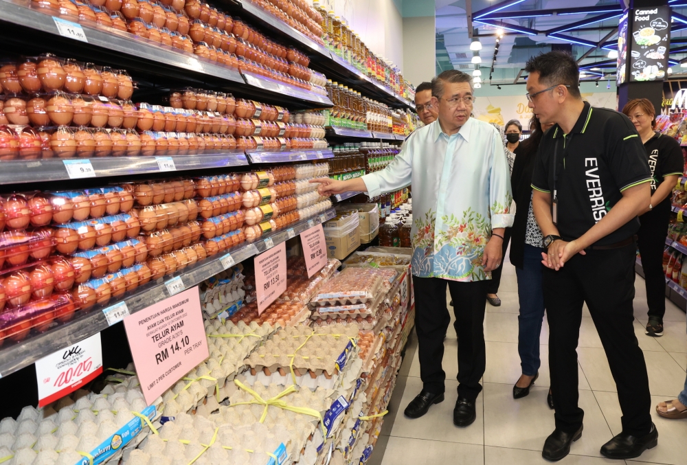 Domestic Trade and Cost of Living (KPDN) Minister Datuk Seri Salahuddin Ayub checks the price of eggs at the launch of the Rahmah Goods Basket Collection Initiative at Everrise Shopping Centre, Metrocity in Kuching February 18, 2023. — Bernama pic
